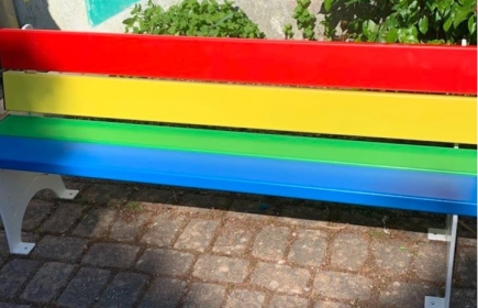 Les Bancs de la fraternité livrés aux écoles de Créhen et de St Lormel